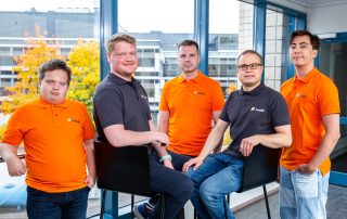 Louhen asiakaspalvelu koostuu tällä hetkellä viiden hengen tiimistä: Aleksi Kunelius, Nicos Doukas, Eino Eskelinen, Kalle Veräväinen ja Henrik Jansson.