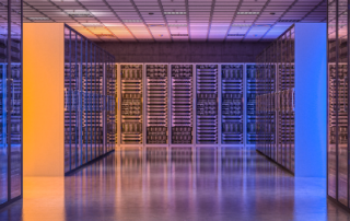 Palvelinsali jossa sinistä ja oranssia valoa