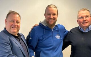 Louhi osti PH Datan. Kaupan toteuttaneet henkilöt vasemmalta oikealle: Pekka Porras, PH Data Oy , Tapio Talvisalo, Winterbackwoods Oy ja Mika Paavola, Louhi Net Oy ja Getafix Oy