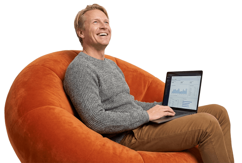 louhi-box-woocommerce-4 Mies pitää kannettavaa tietokonetta kädessään.